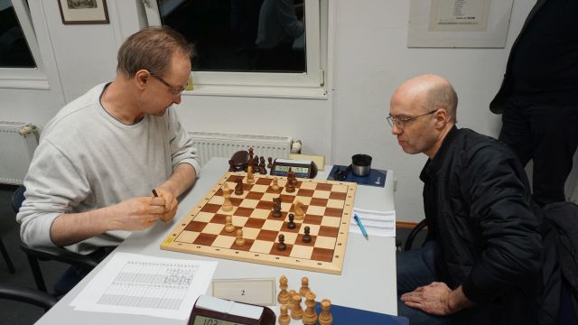 Victor Lamzin (links) und Torsten Szobries mit Nervenstärke im Zeitnotduell (rechts) 